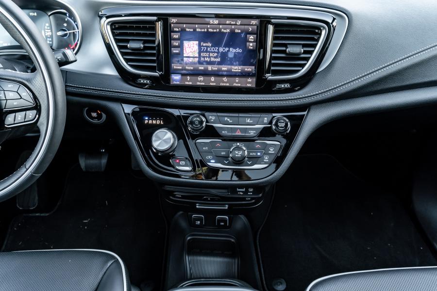 Детали интерьера Chrysler Pacifica Hybrid S Appearance Package (RU) 2018 года  (фото 20 из 33)